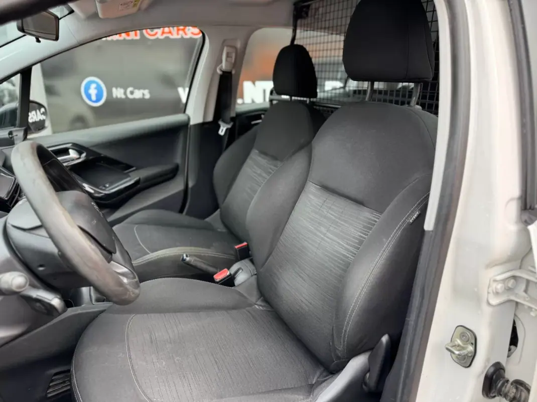 Peugeot 208 2015 - 6900 EUR, 234417 km - 234417km - foto 7 de 14