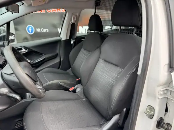 Peugeot 208 VAN 1.4 HDI 2015 - 6900 EUR, 234417 km - AUTO.MOTO.pt - 234417km - foto 7 de 14