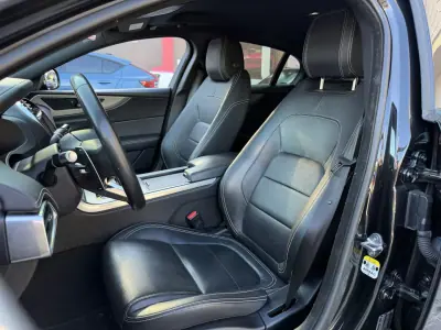 Jaguar XE 2019 - 24500 EUR, 127874 km - AUTO.MOTO.pt - 127874km - foto 10 de 21