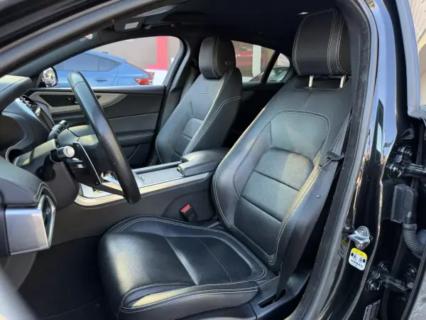 Jaguar XE 2019 - 24500 EUR, 127874 km - AUTO.MOTO.pt - 127874km - foto 10 de 21