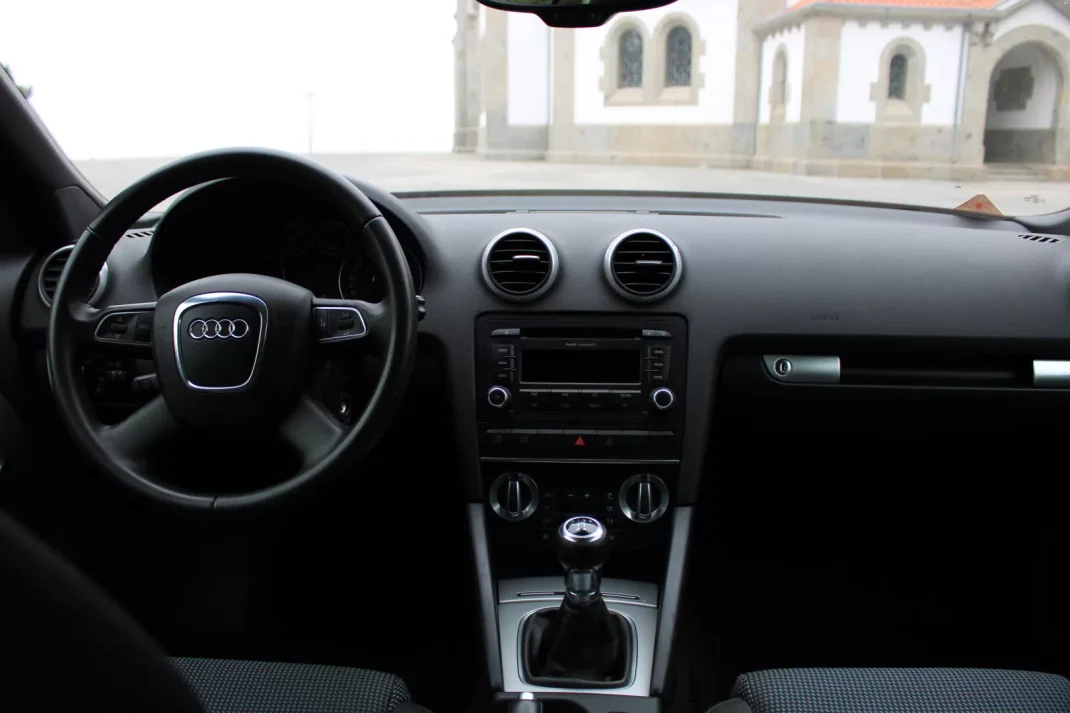 Audi A3 Cabrio 2009 - 11990 EUR, 180000 km - AUTO.MOTO.pt - 180000km - foto 22 de 42