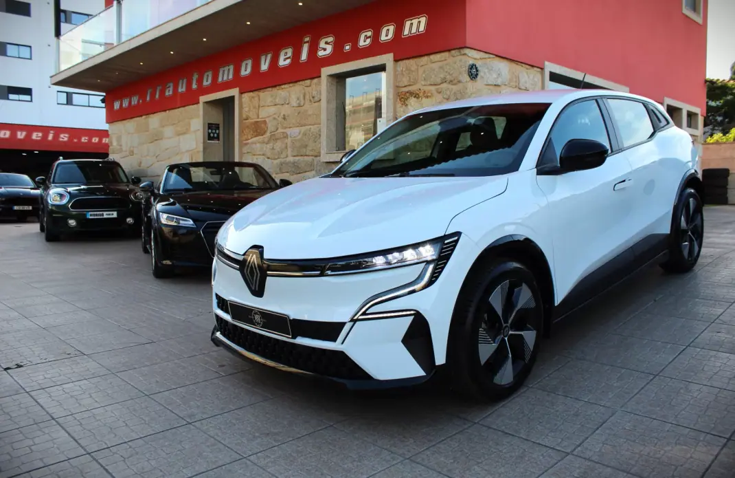 Renault Mégane E-Tech 2022 - 21000 EUR, 31000 km - AUTO.MOTO.pt - 31000km - foto 1 de 29