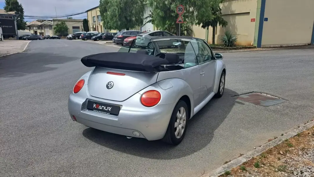 Volkswagen New Beetle Cabriolet 2004 - 9890 EUR, 127830 km - AUTO.MOTO.pt - 127830km - foto 21 de 48
