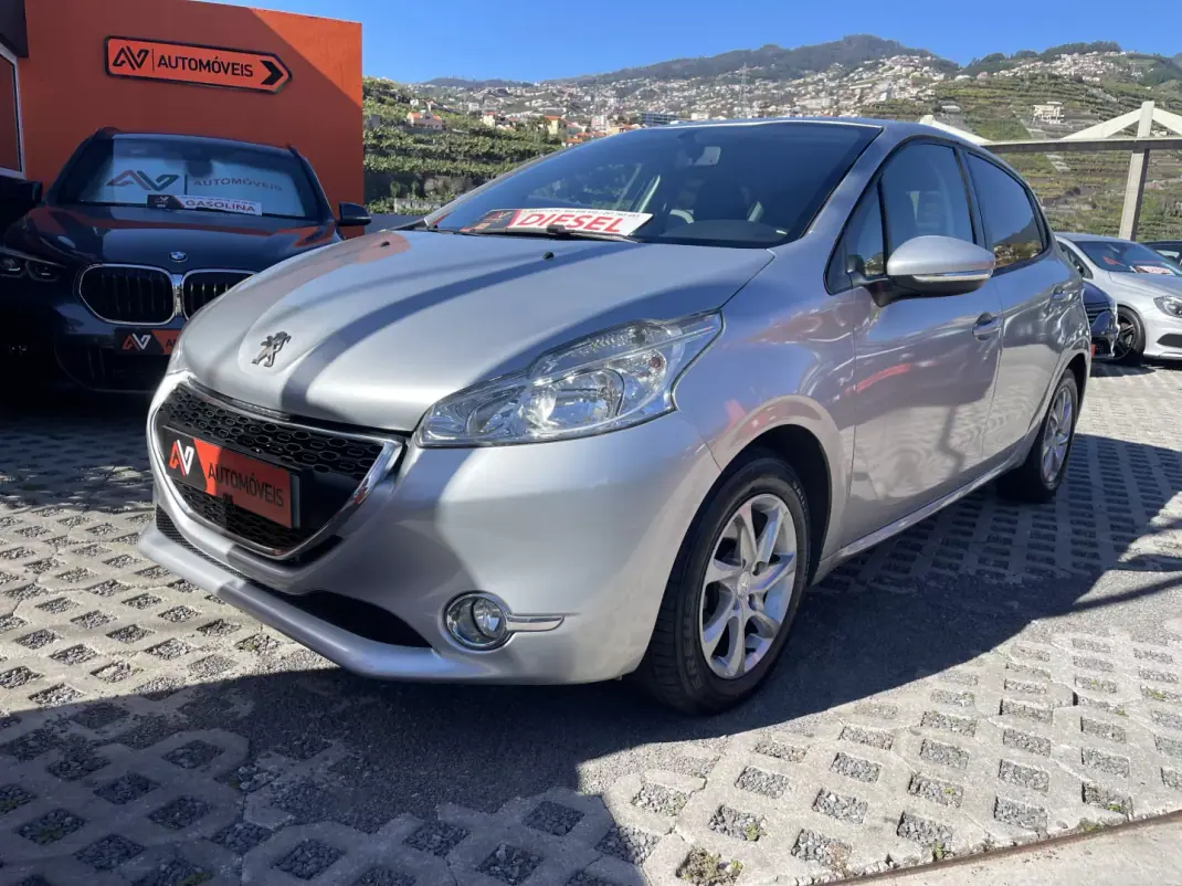 Peugeot 208 2014 - 11950 EUR, 143371 km - AUTO.MOTO.pt - 143371km - foto 3 de 12