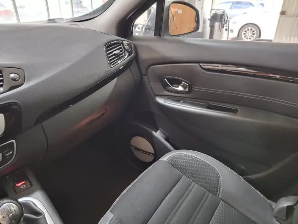 Renault Grand Scénic 2015 - 10980 EUR, 179000 km - AUTO.MOTO.pt - 179000km - foto 18 de 19