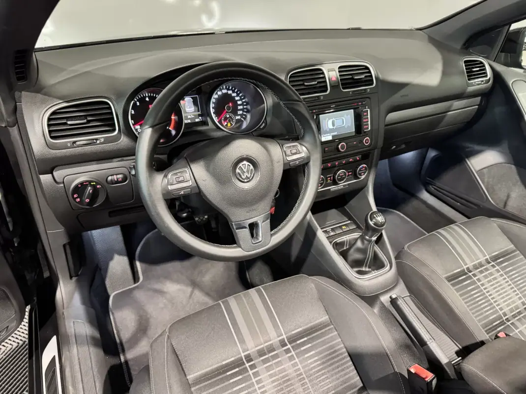 Volkswagen Golf Cabriolet 2015 - 12900 EUR, 177200 km - 177200km - foto 14 de 49