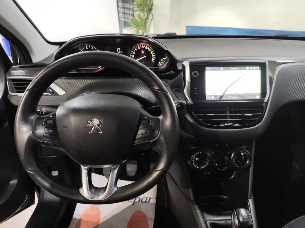 Peugeot 208 2019 - 10300 EUR, 58000 km - AUTO.MOTO.pt - 58000km - foto 12 de 25