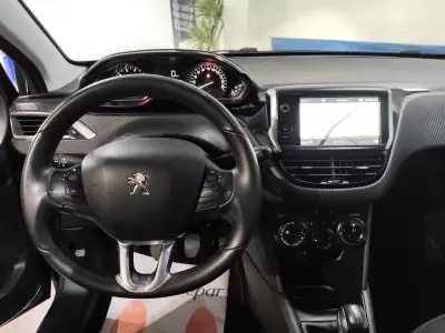 Peugeot 208 2019 - 10300 EUR, 58000 km - AUTO.MOTO.pt - 58000km - foto 12 de 25