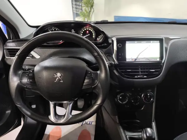 Peugeot 208 2019 - 10300 EUR, 58000 km - AUTO.MOTO.pt - 58000km - foto 12 de 25