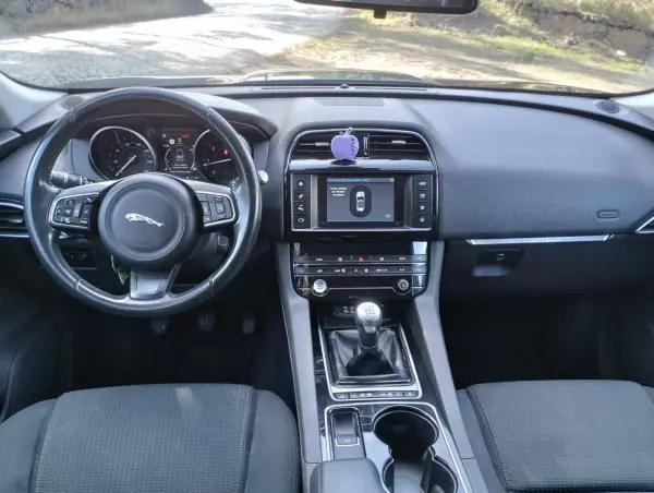 Jaguar F-Pace 2017 - 24900 EUR, 180000 km - AUTO.MOTO.pt - 180000km - foto 19 de 30