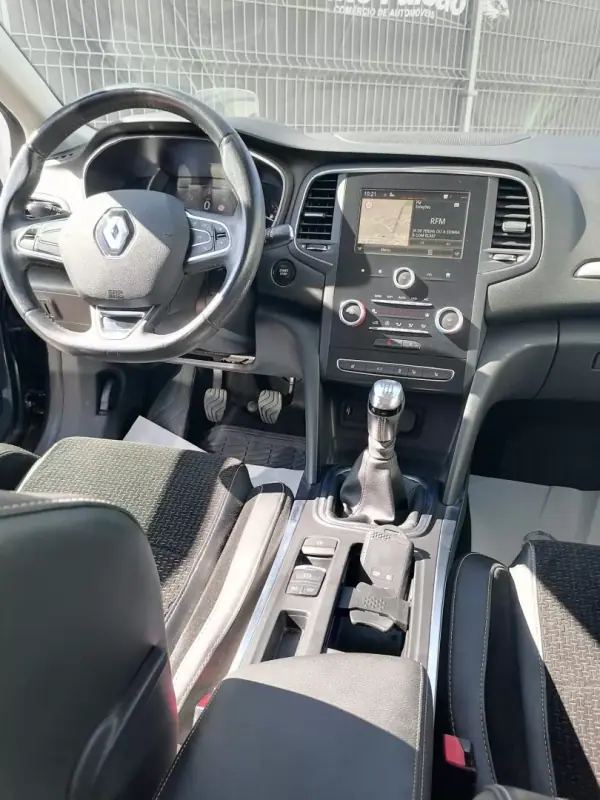 Renault Mégane 2017 - 13000 EUR, 126120 km - AUTO.MOTO.pt - 126120km - foto 9 de 19