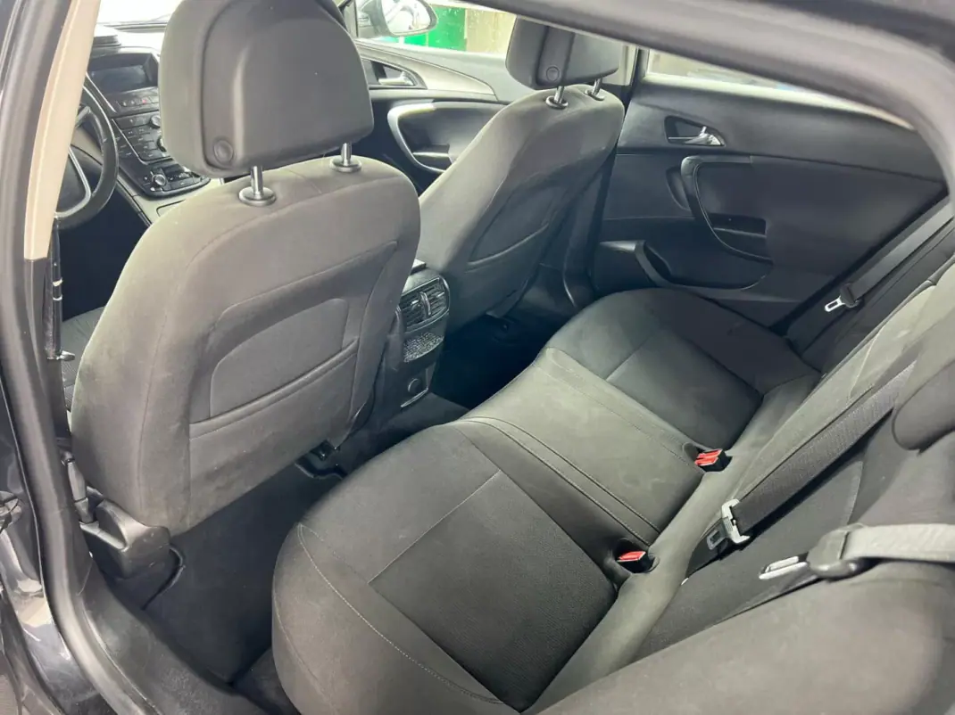 Opel Insignia Sports Tourer 2010 - 5500 EUR, 285400 km - AUTO.MOTO.pt - 285400km - foto 6 de 13