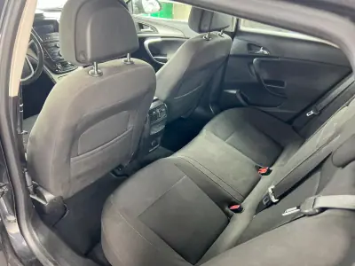 Opel Insignia Sports Tourer 2010 - 5500 EUR, 285400 km - AUTO.MOTO.pt - 285400km - foto 6 de 13