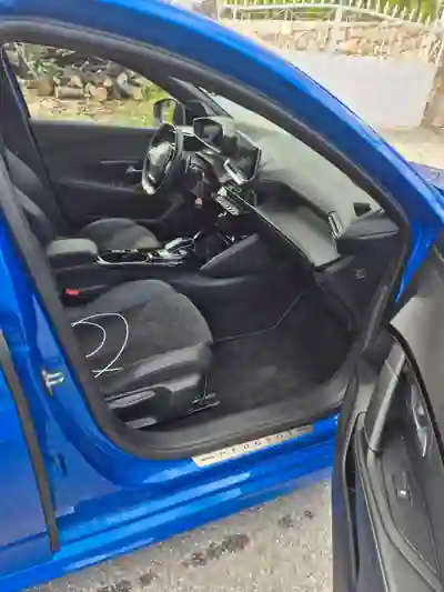 Peugeot 208 2021 - 14250 EUR, 119000 km - AUTO.MOTO.pt - 119000km - foto 12 de 15