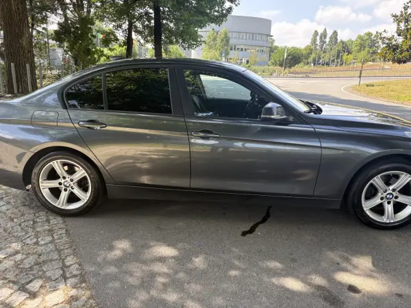 BMW 318 2016 - 15250 EUR, 172000 km - AUTO.MOTO.pt - 172000km - foto 24 de 27