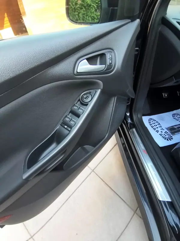 Ford Focus SW 2019 - 13900 EUR, 184000 km - AUTO.MOTO.pt - 184000km - foto 11 de 29