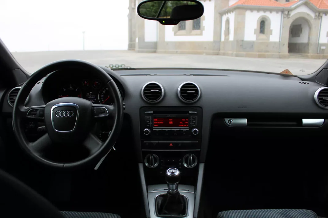 Audi A3 Cabrio 2009 - 11990 EUR, 180000 km - AUTO.MOTO.pt - 180000km - foto 7 de 42