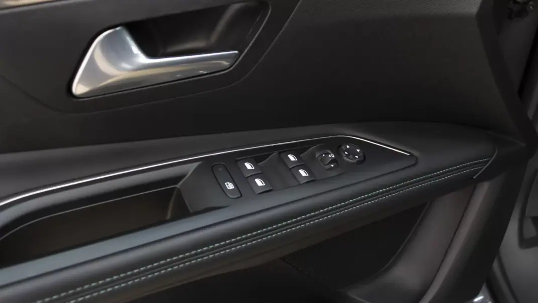 Peugeot 3008 2022 - 21750 EUR, 58000 km - AUTO.MOTO.pt - 58000km - foto 20 de 35