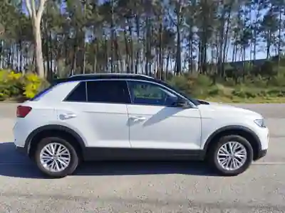 Volkswagen T-Roc 2020 - 19600 EUR, 124 km - AUTO.MOTO.pt - 124km - foto 2 de 12