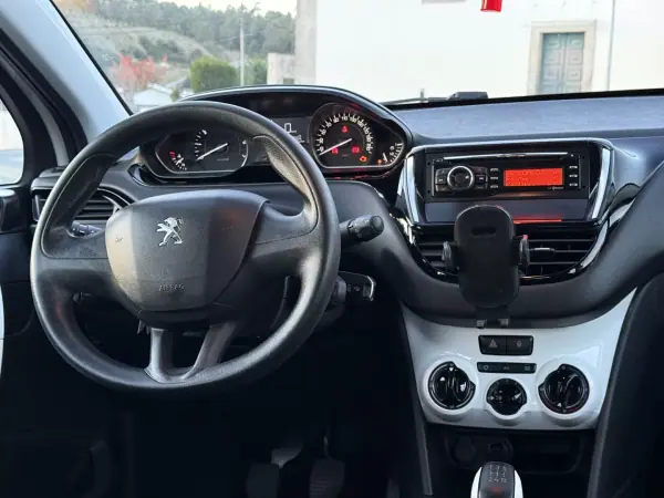 Peugeot 208 2016 - 7500 EUR, 121000 km - AUTO.MOTO.pt - 121000km - foto 15 de 20