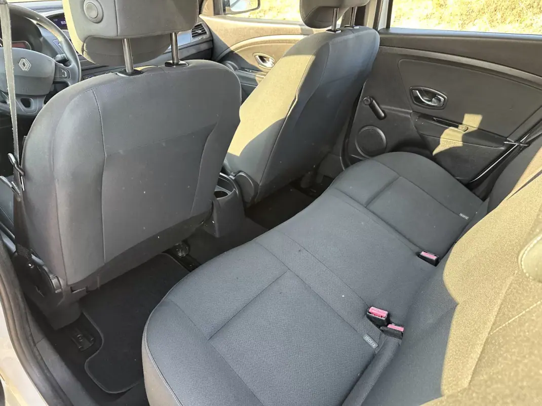 Renault Mégane 2014 - 5500 EUR, 270000 km - AUTO.MOTO.pt - 270000km - foto 12 de 12
