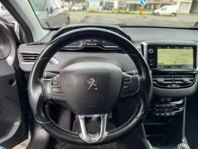 Peugeot 208 2018 - 8490 EUR, 187200 km - AUTO.MOTO.pt - 187200km - foto 14 de 17