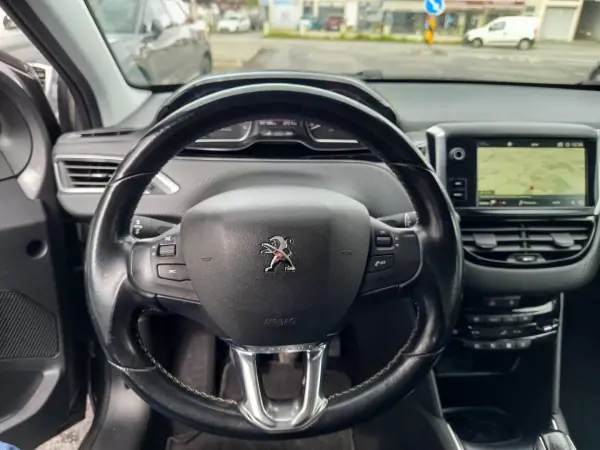 Peugeot 208 2018 - 8490 EUR, 187200 km - AUTO.MOTO.pt - 187200km - foto 14 de 17