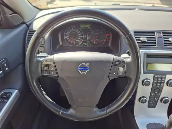 Volvo C30 2011 - 8900 EUR, 199999 km - AUTO.MOTO.pt - 199999km - foto 26 de 29
