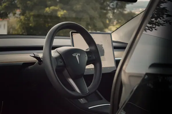Tesla Model Y 2023 - 34500 EUR, 50000 km - AUTO.MOTO.pt - 50000km - foto 4 de 5