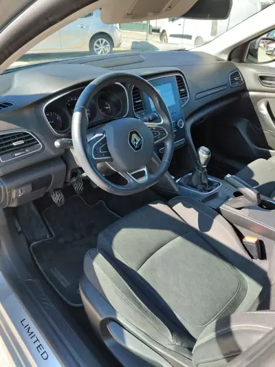 Renault Mégane 2019 - 16900 EUR, 91000 km - AUTO.MOTO.pt - 91000km - foto 3 de 13