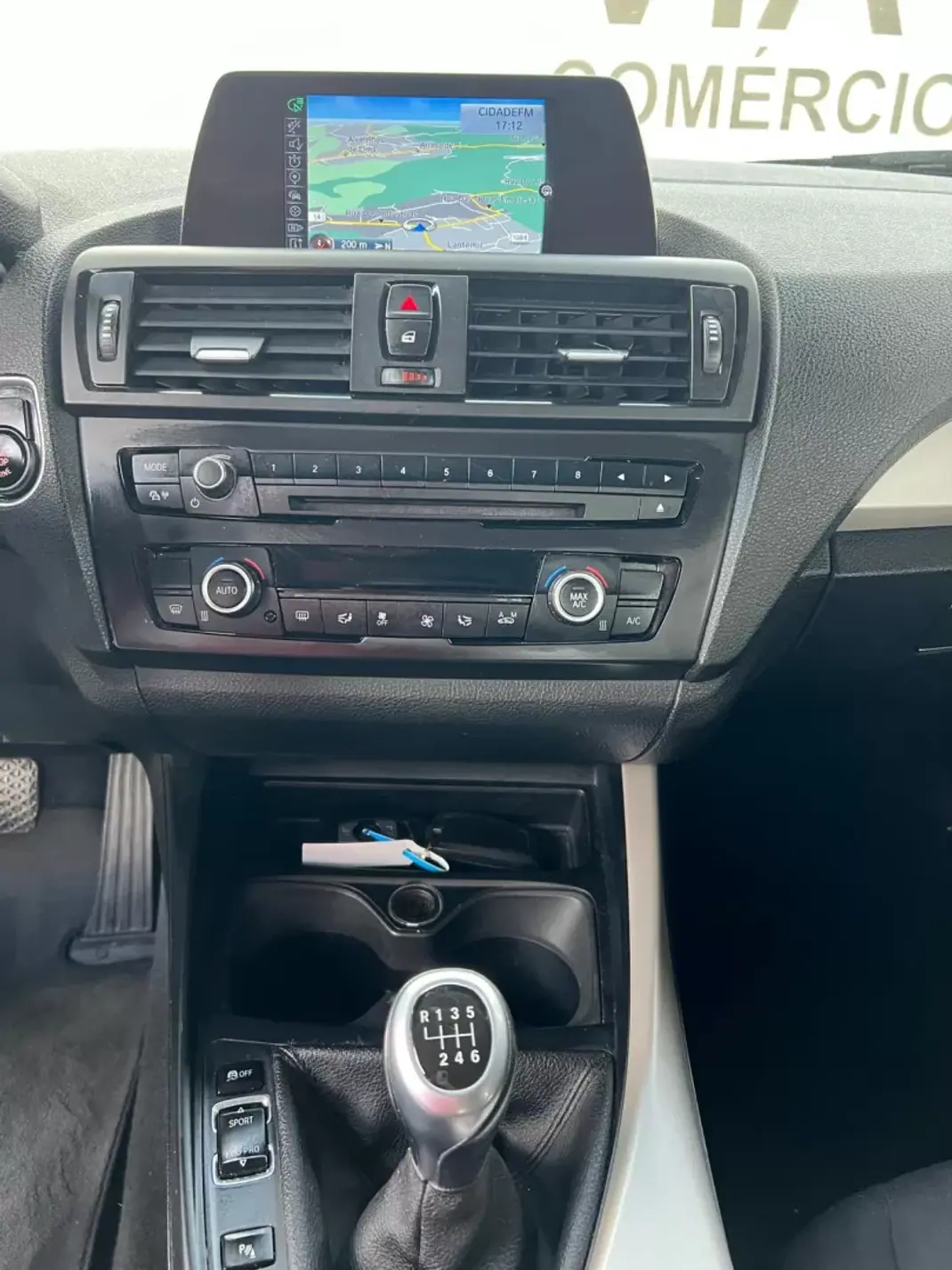 BMW 118 2015 - 13500 EUR, 175200 km - AUTO.MOTO.pt - 175200km - foto 9 de 12