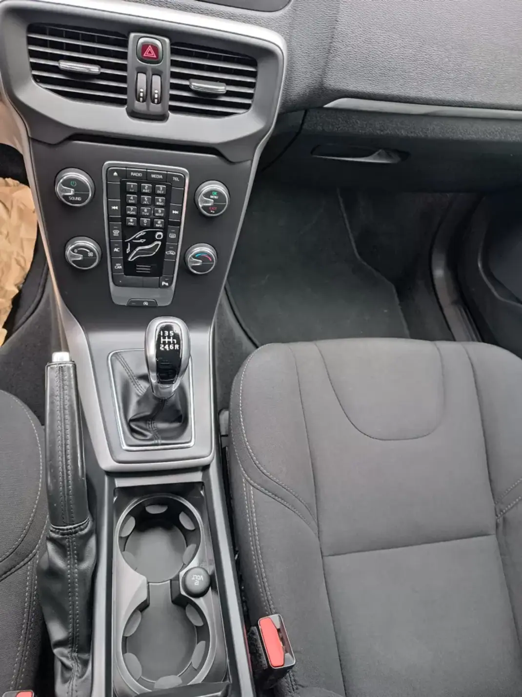 Volvo V40 2017 - 12850 EUR, 130000 km - AUTO.MOTO.pt - 130000km - foto 12 de 14