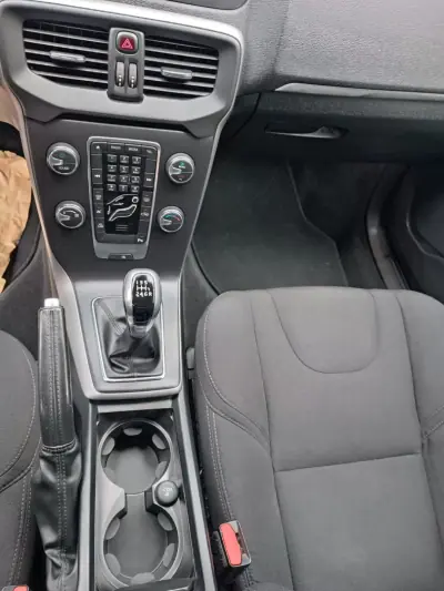 Volvo V40 2017 - 12850 EUR, 130000 km - AUTO.MOTO.pt - 130000km - foto 12 de 14