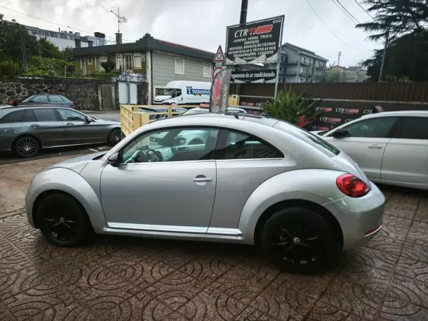 Volkswagen New Beetle 2012 - 12500 EUR, 170000 km - AUTO.MOTO.pt - 170000km - foto 12 de 26