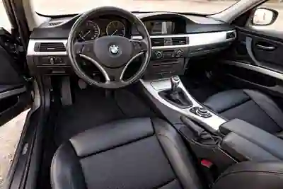 BMW 318 2010 - 7750 EUR, 350000 km - AUTO.MOTO.pt - 350000km - foto 10 de 11