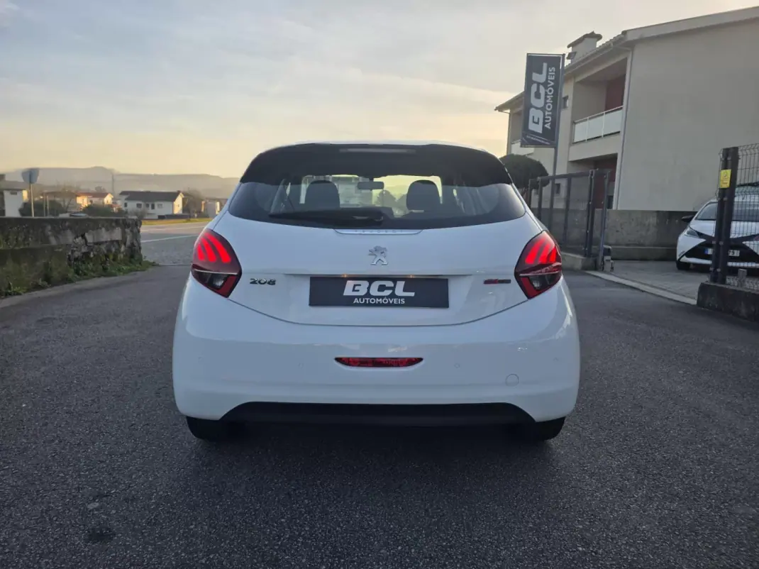 Peugeot 208 2016 - 13990 EUR, 163000 km - AUTO.MOTO.pt - 163000km - foto 8 de 31