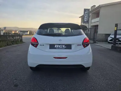 Peugeot 208 2016 - 13990 EUR, 163000 km - AUTO.MOTO.pt - 163000km - foto 8 de 31