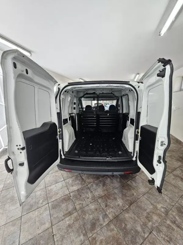 Fiat DOBLO CARGO 1.3 MULTIJET EASY 2018 - 10250 EUR, 177400 km - AUTO.MOTO.pt - 177400km - foto 21 de 26