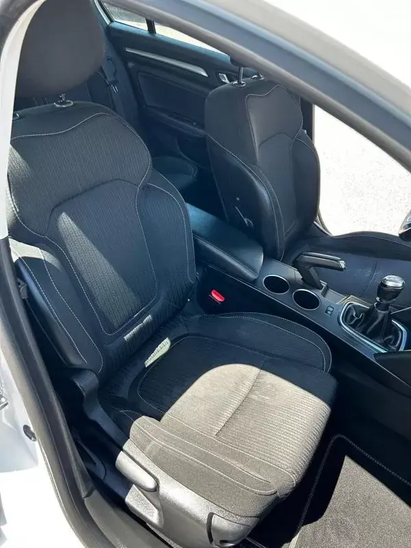 Renault Mégane 2019 - 14250 EUR, 135000 km - AUTO.MOTO.pt - 135000km - foto 12 de 39