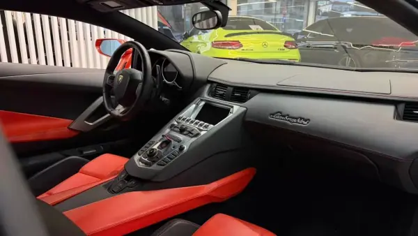 Lamborghini Aventador 2012 - 349900 EUR, 17929 km - AUTO.MOTO.pt - 17929km - foto 18 de 39