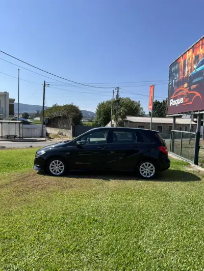 Mercedes-Benz B 180 2012 - 12900 EUR, 125490 km - AUTO.MOTO.pt - 125490km - foto 8 de 14