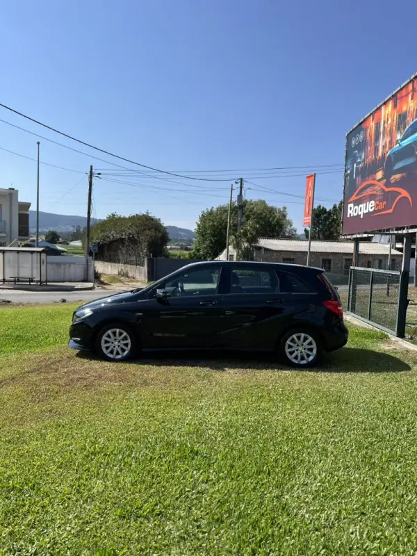 Mercedes-Benz B 180 2012 - 12900 EUR, 125490 km - AUTO.MOTO.pt - 125490km - foto 8 de 14