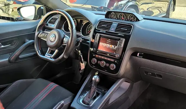 Volkswagen Scirocco 2015 - 25000 EUR, 125000 km - AUTO.MOTO.pt - 125000km - foto 13 de 28