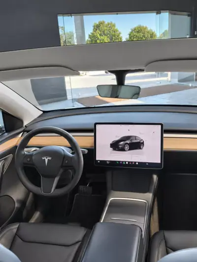 Tesla Model Y 2023 - 38490 EUR, 74953 km - 74953km - foto 17 de 25