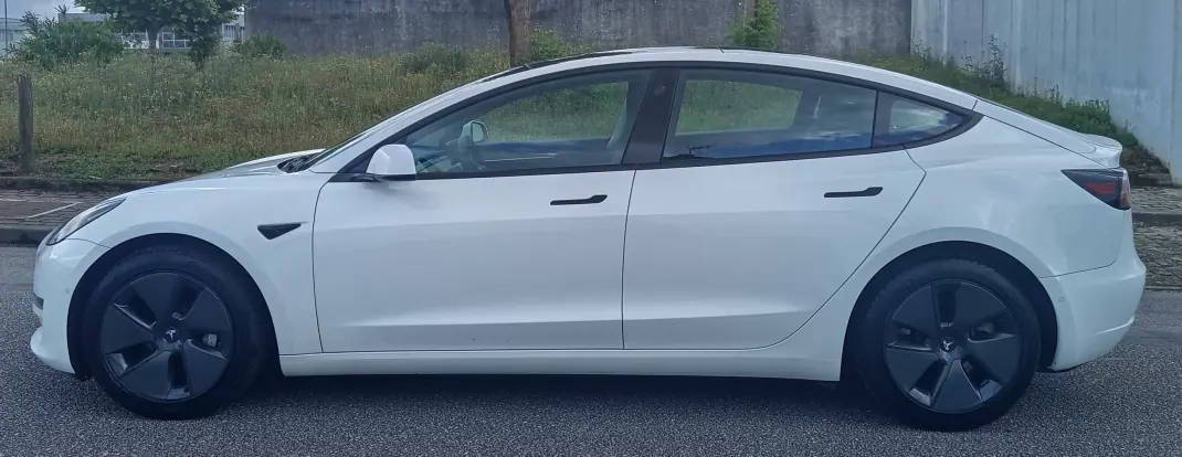 Tesla Model 3 2021 - 26990 EUR, 107700 km - AUTO.MOTO.pt - 107700km - foto 6 de 16