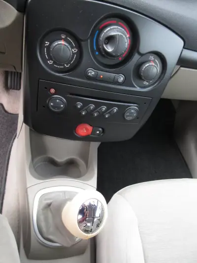 Renault Clio 2006 - 3990 EUR, 249000 km - AUTO.MOTO.pt - 249000km - foto 37 de 38