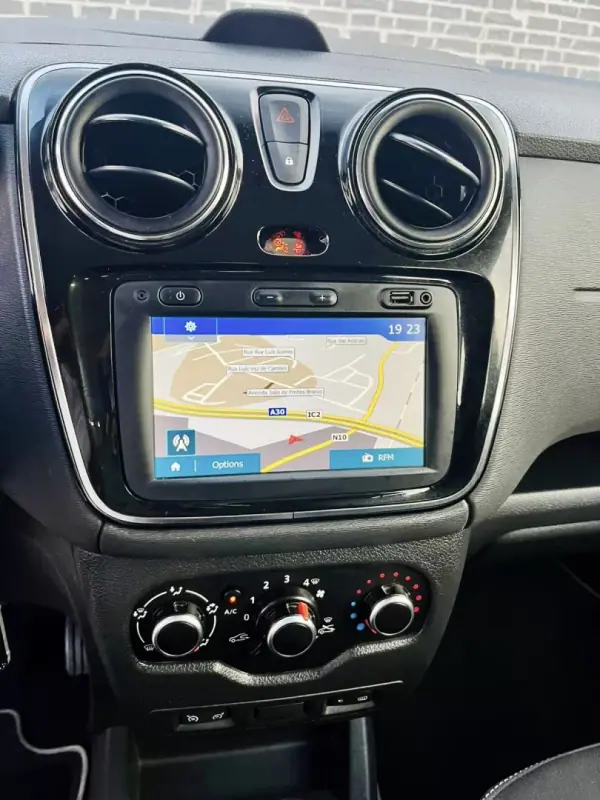 Dacia Lodgy 2019 - 13900 EUR, 110000 km - AUTO.MOTO.pt - 110000km - foto 9 de 10
