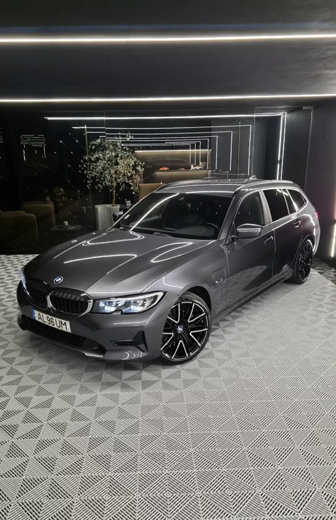 BMW 320 2021 - 25750 EUR, 142786 km - AUTO.MOTO.pt - 142786km - foto 1 de 17