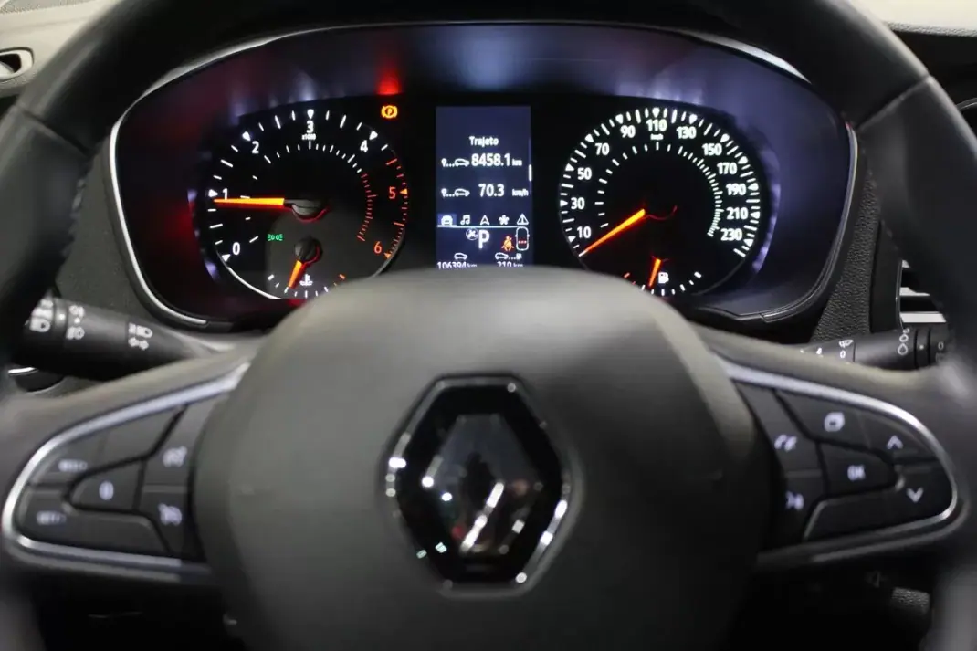 Renault Mégane Sport Tourer 2021 - 15290 EUR, 168000 km - AUTO.MOTO.pt - 168000km - foto 22 de 30