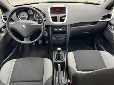 Peugeot 207 2009 - 5990 EUR, 180168 km - AUTO.MOTO.pt - 180168km - foto 8 de 17